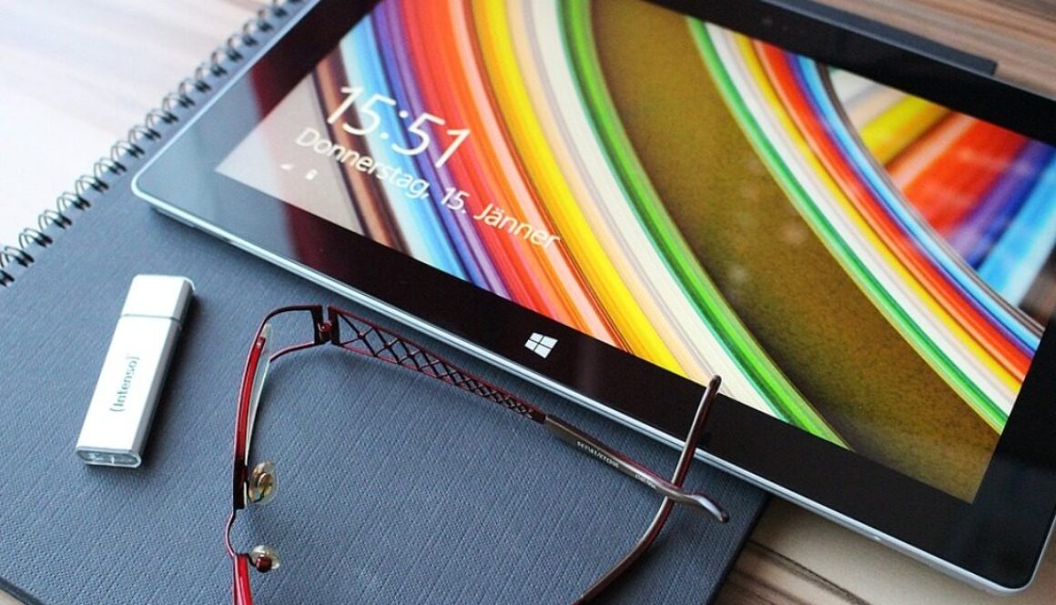 tablet, quaderno, occhiali. Studiare con i MOOC