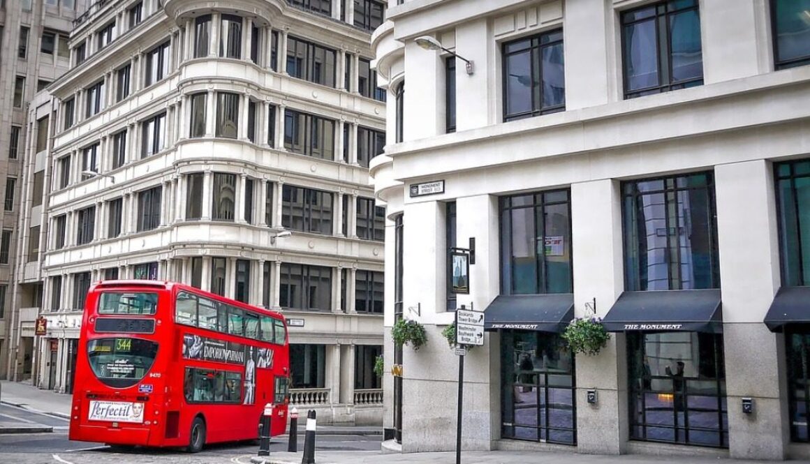 bus rosso con edifici di Londra