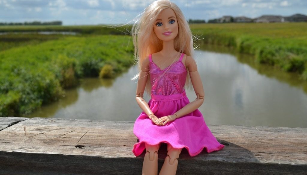 bambola con vestito elegante