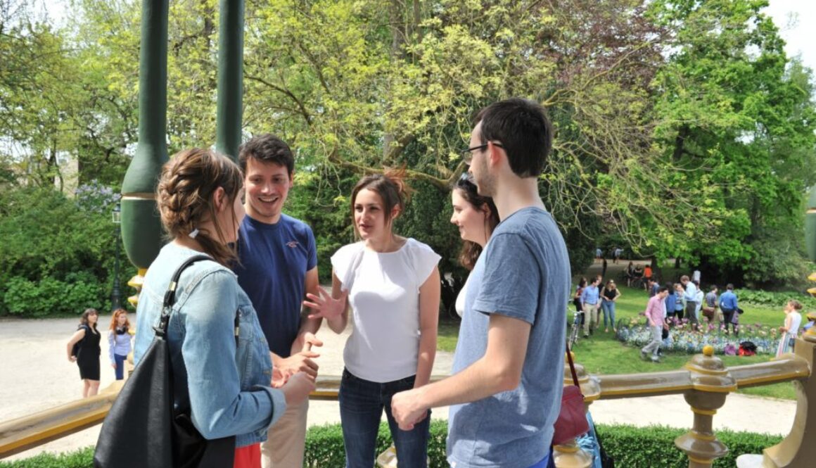 students_in_the_parc_close_to_bruges_campus