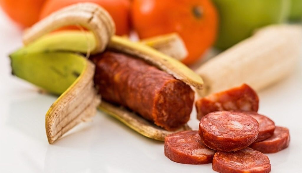 salamino infilato in buccia di banana