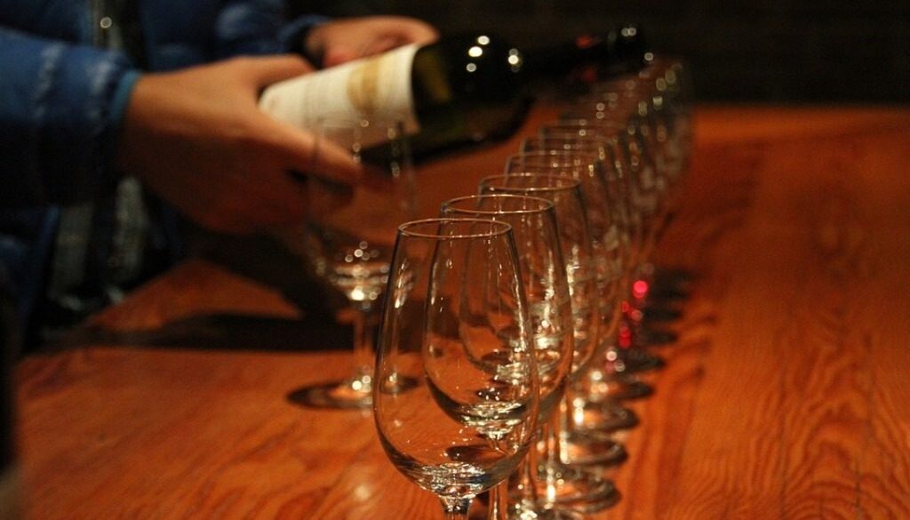 fila di bicchieri da riempire