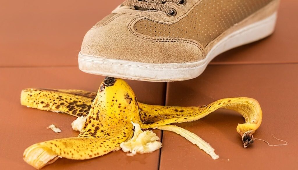 piede e buccia di banana