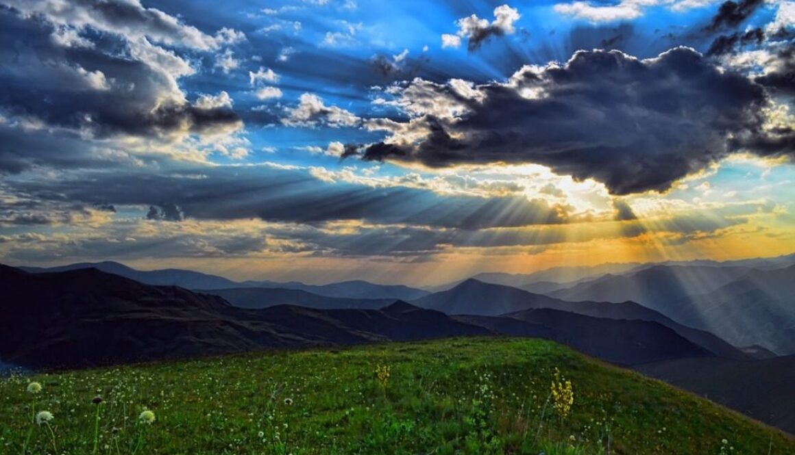 paesaggio con prato e nuvole