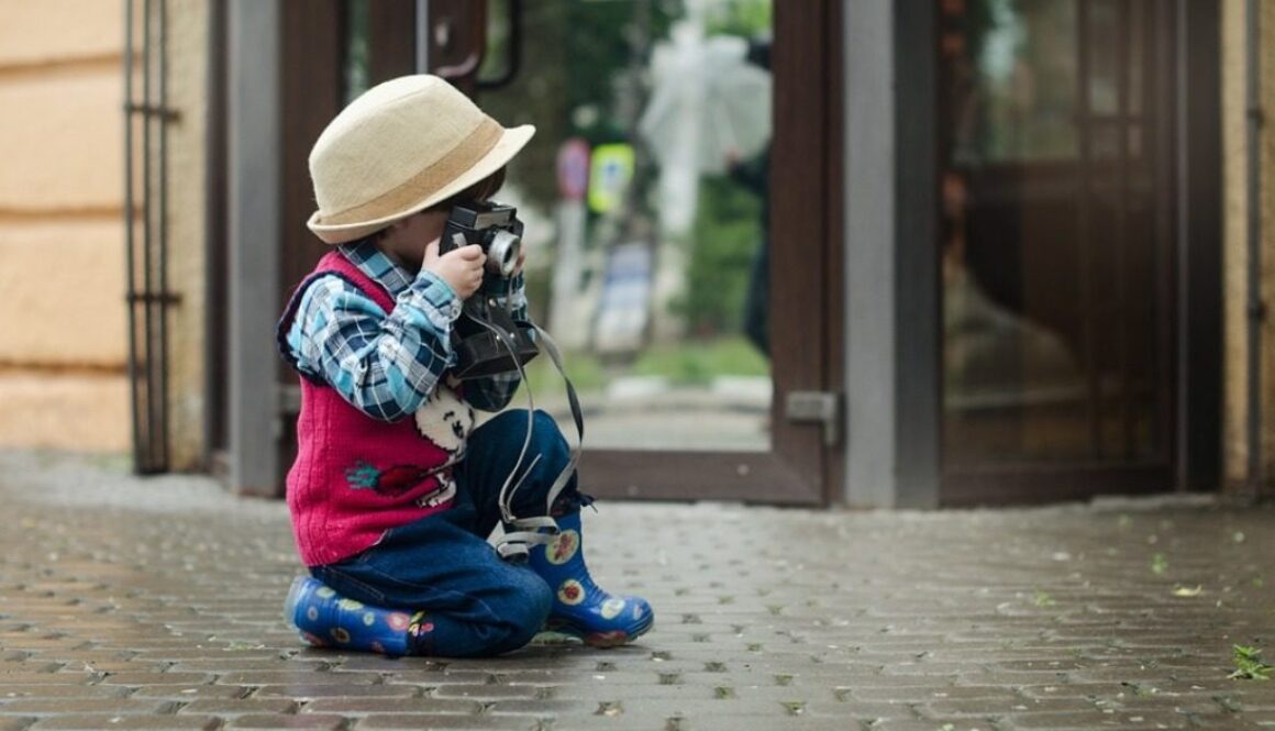 bambina che fotografa