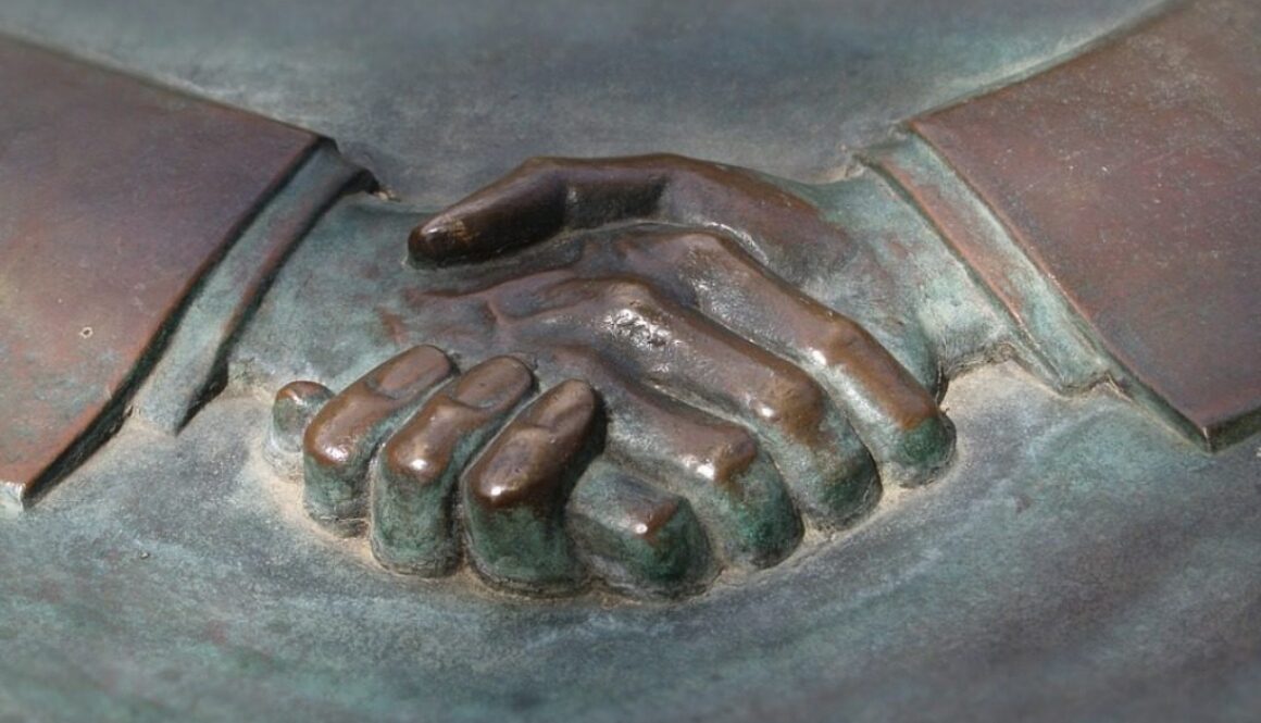 bassorilievo in bronzo di stretta di mano
