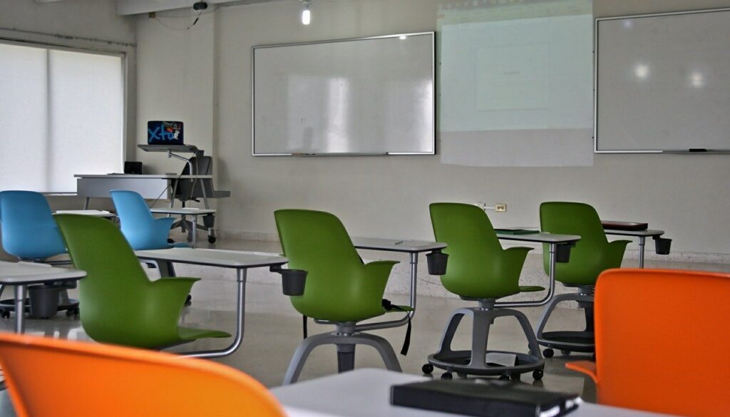 aula con sedie verdi azzurre e arancioni