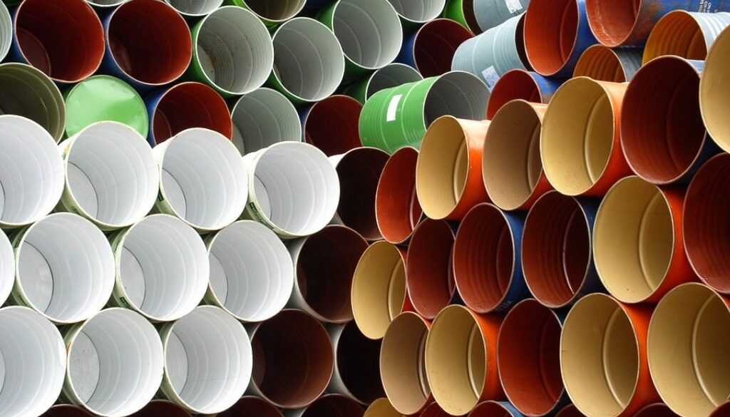 barili colorati impilati