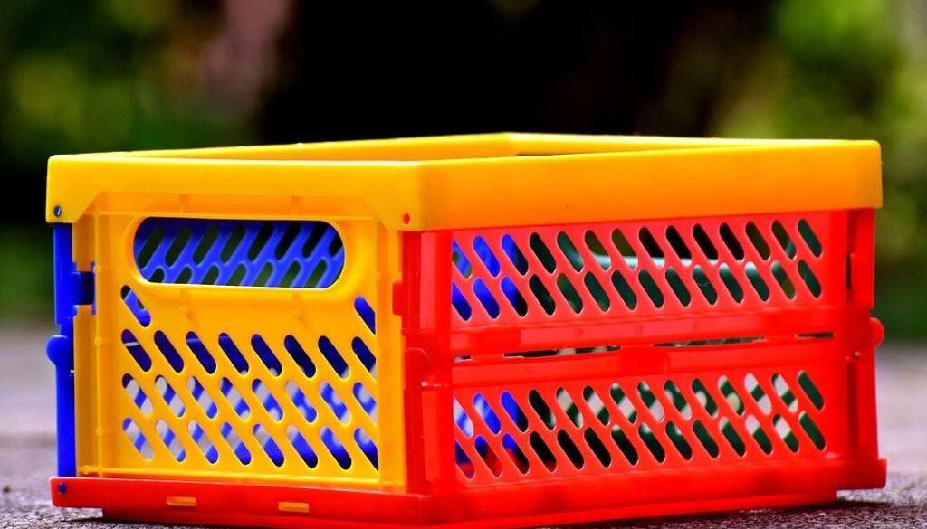cassetta di plastica colorata