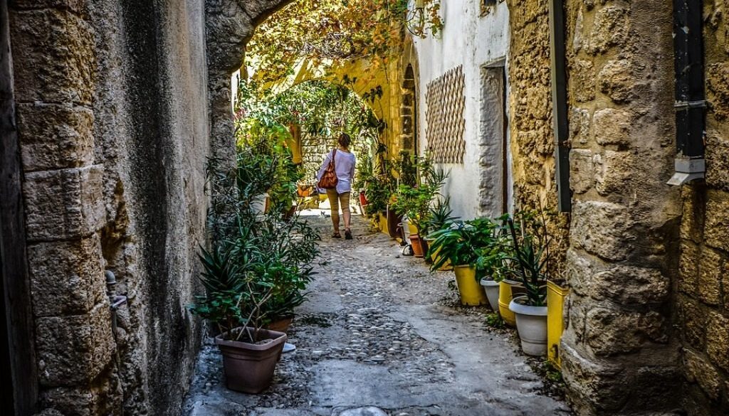 viaggiatrice in un vicolo