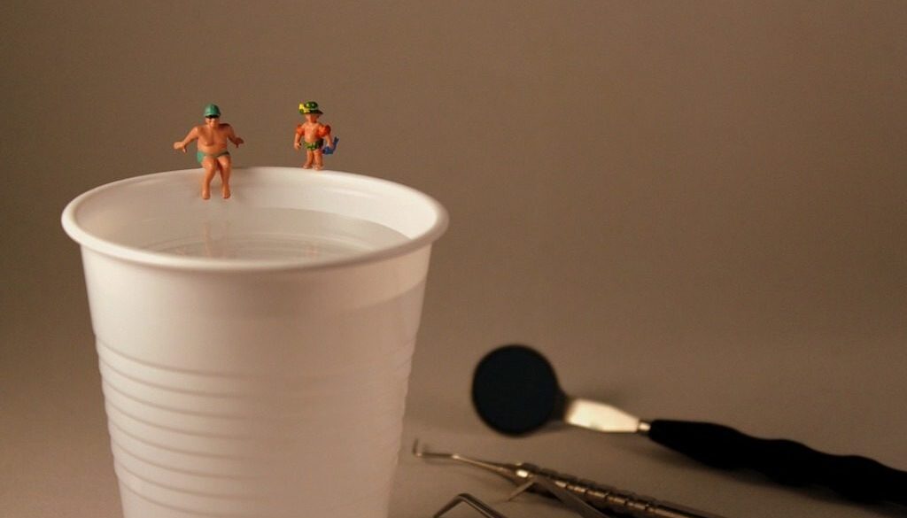 attrezzatura dentistica e pupazzetti con bicchiere di carta