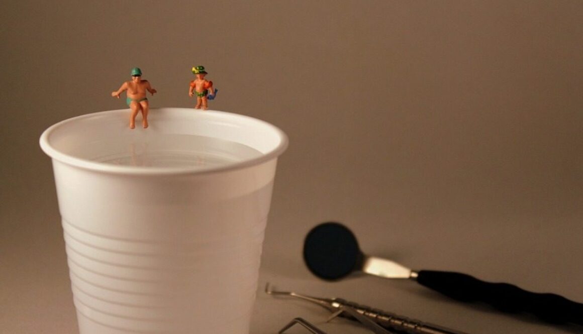 attrezzatura dentistica e pupazzetti con bicchiere di carta