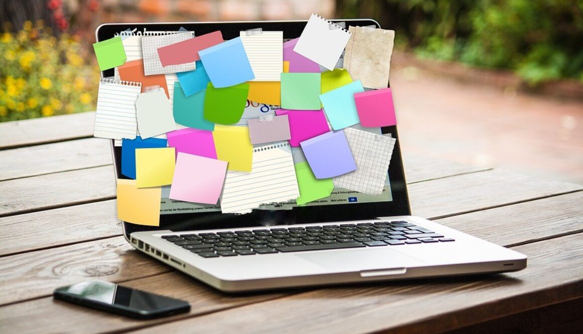 notebook con post it colorati