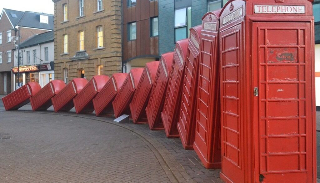 cabine del telefono inglesi disposte come tasselli del domino