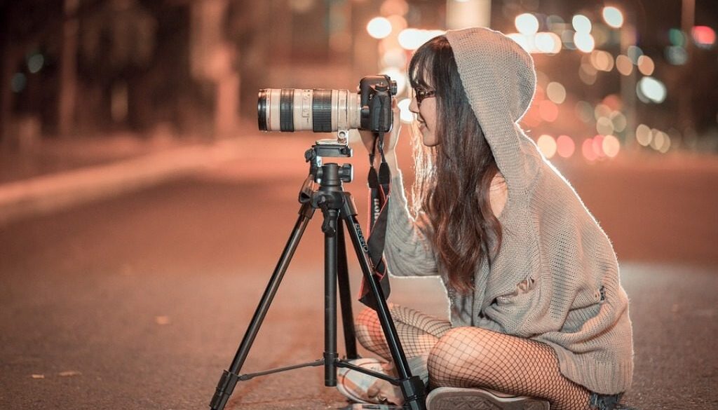 ragazza seduta che fotografa