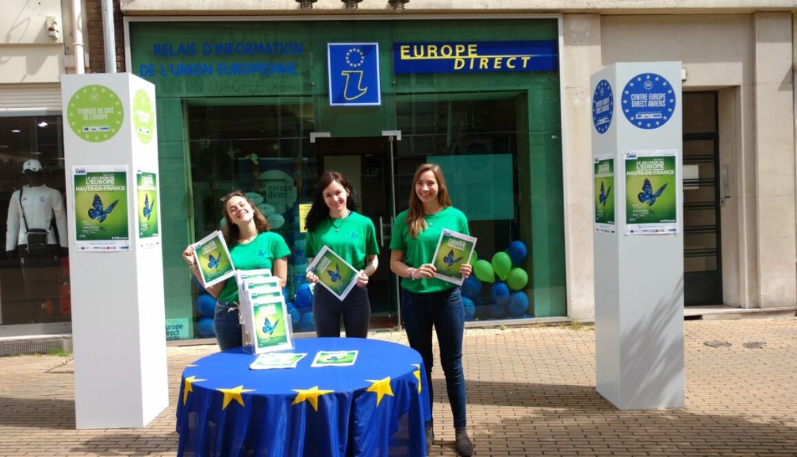 Volontari al Punto Europe Direct Picardie (Francia)