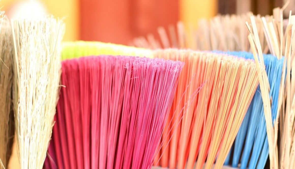 fila di scope colorate