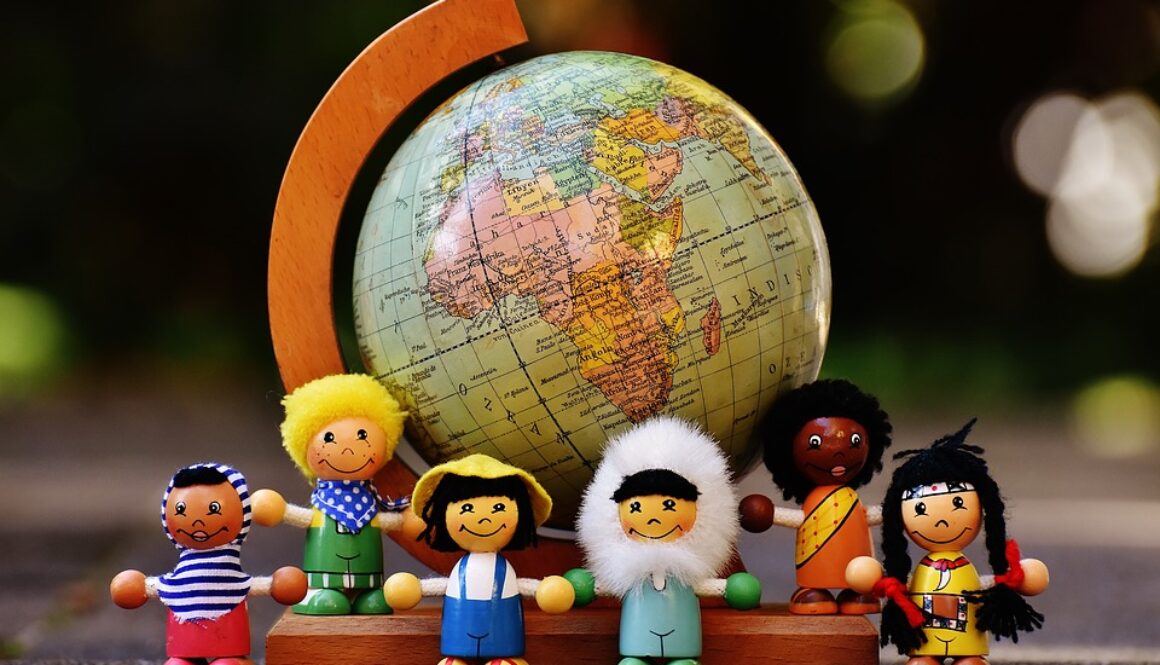 pupazzetti bambini di varie etnie e mappamondo