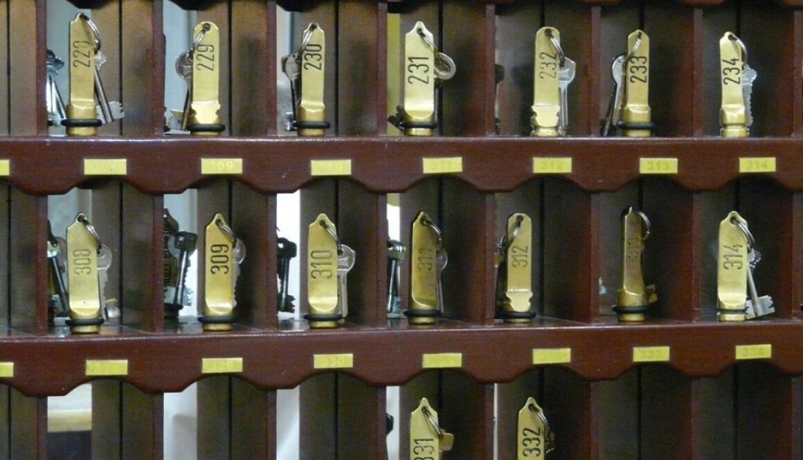 bacheca hotel con chiavi appese