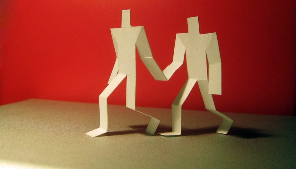 sagome di persone fatte con carta ritagliata