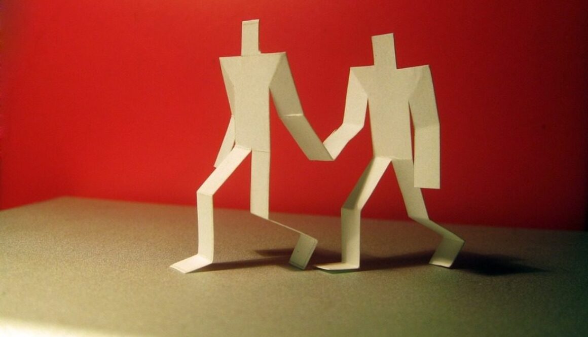 sagome di persone fatte con carta ritagliata