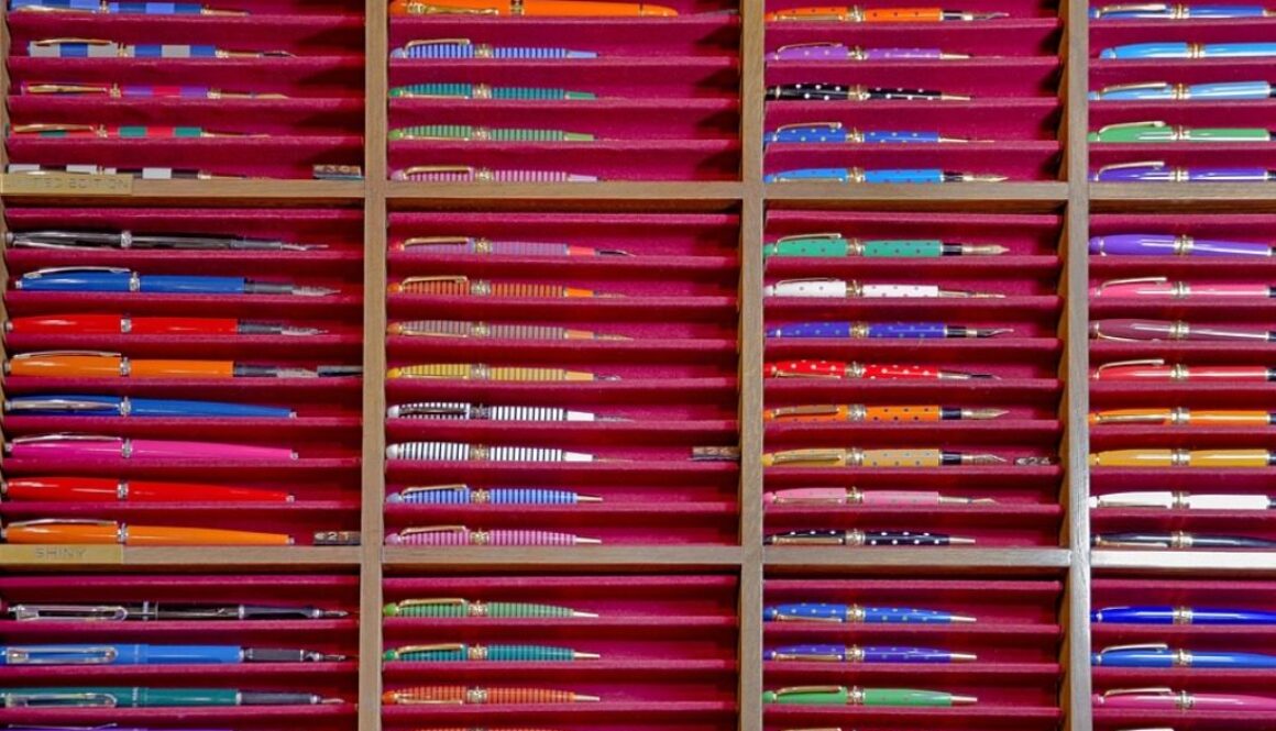 scaffale con penne colorate