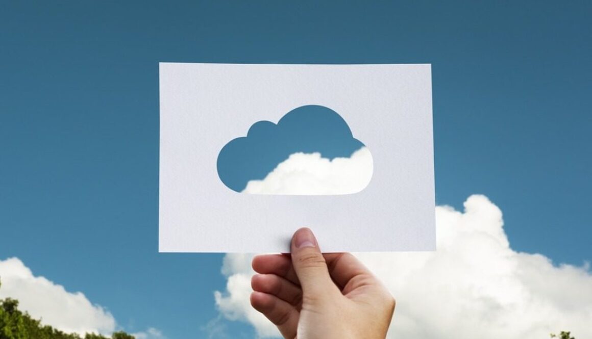 cloud su cartoncino ritagliato e nuvola