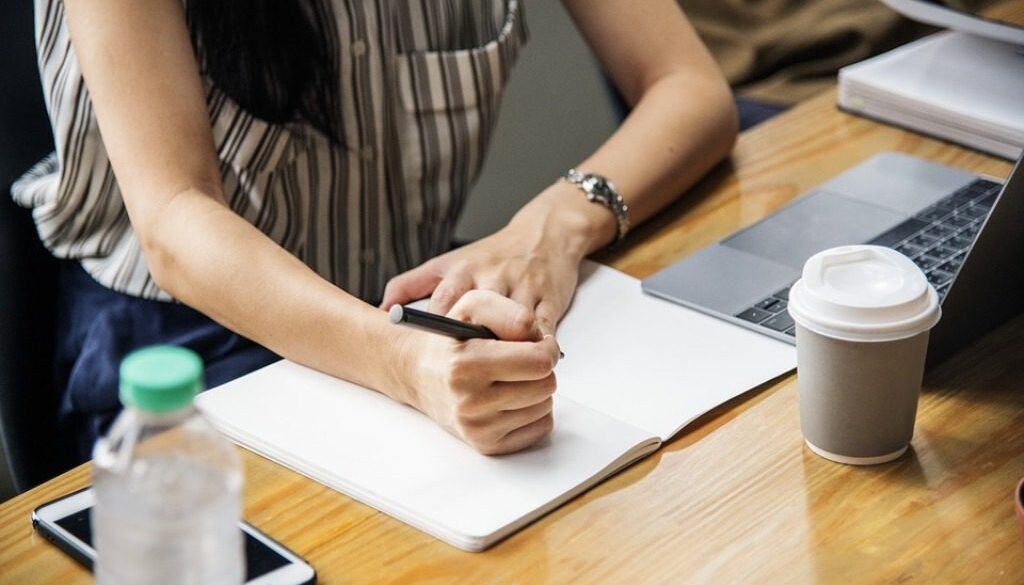 ragazza che prende appunti