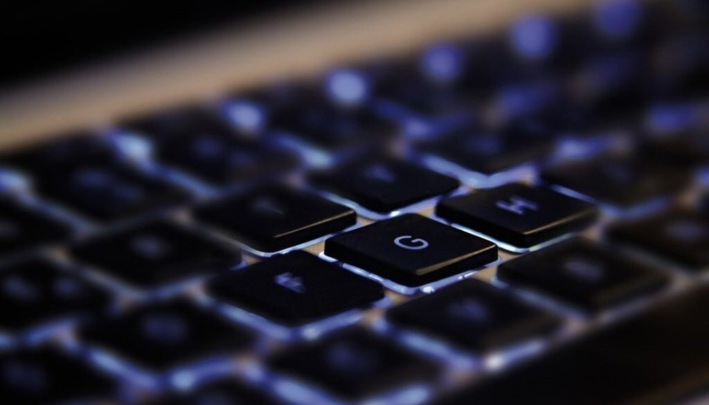 primo piano tastiera nera illuminata