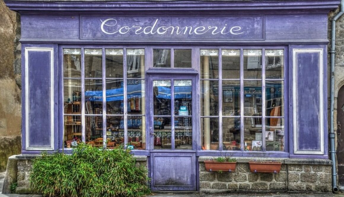 vetrina di negozio francese di legno lilla