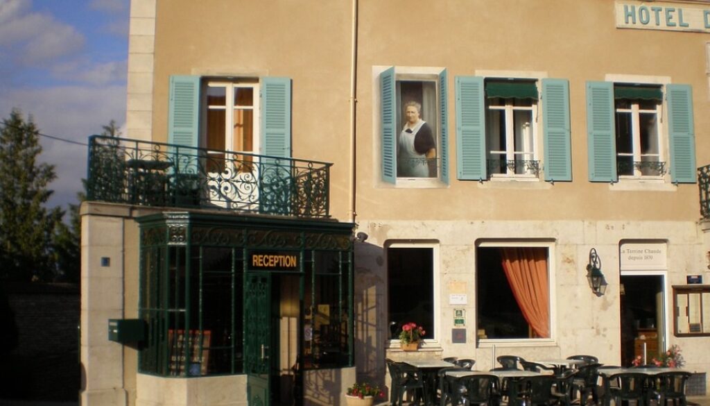 facciata di un hotel caratteristico