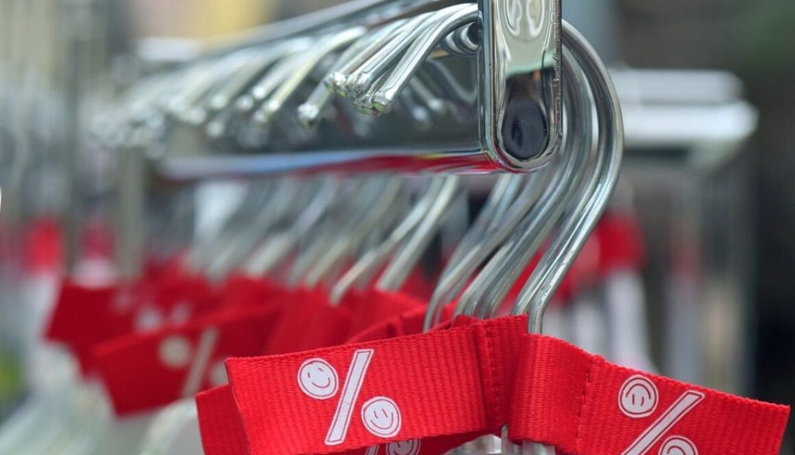 fila di omini con cartellino rosso %