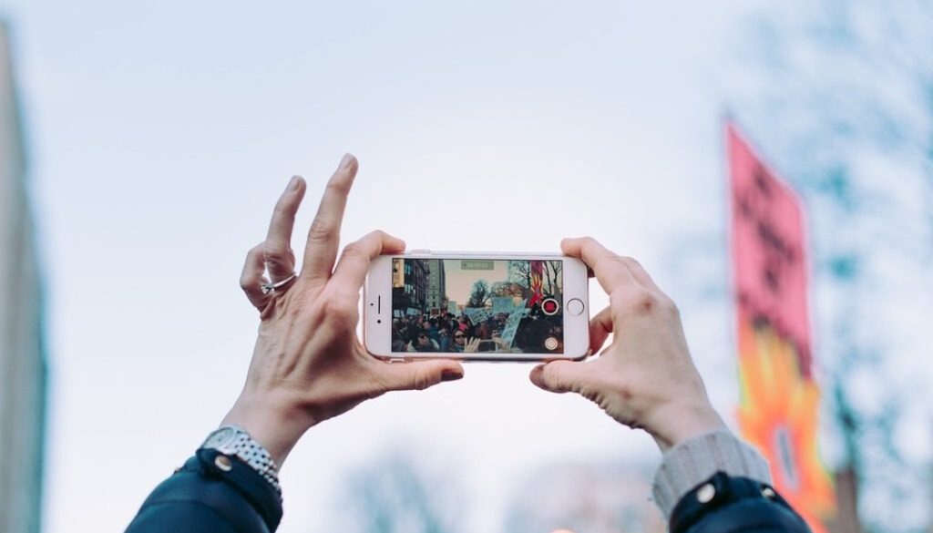 smartphone che gira un video