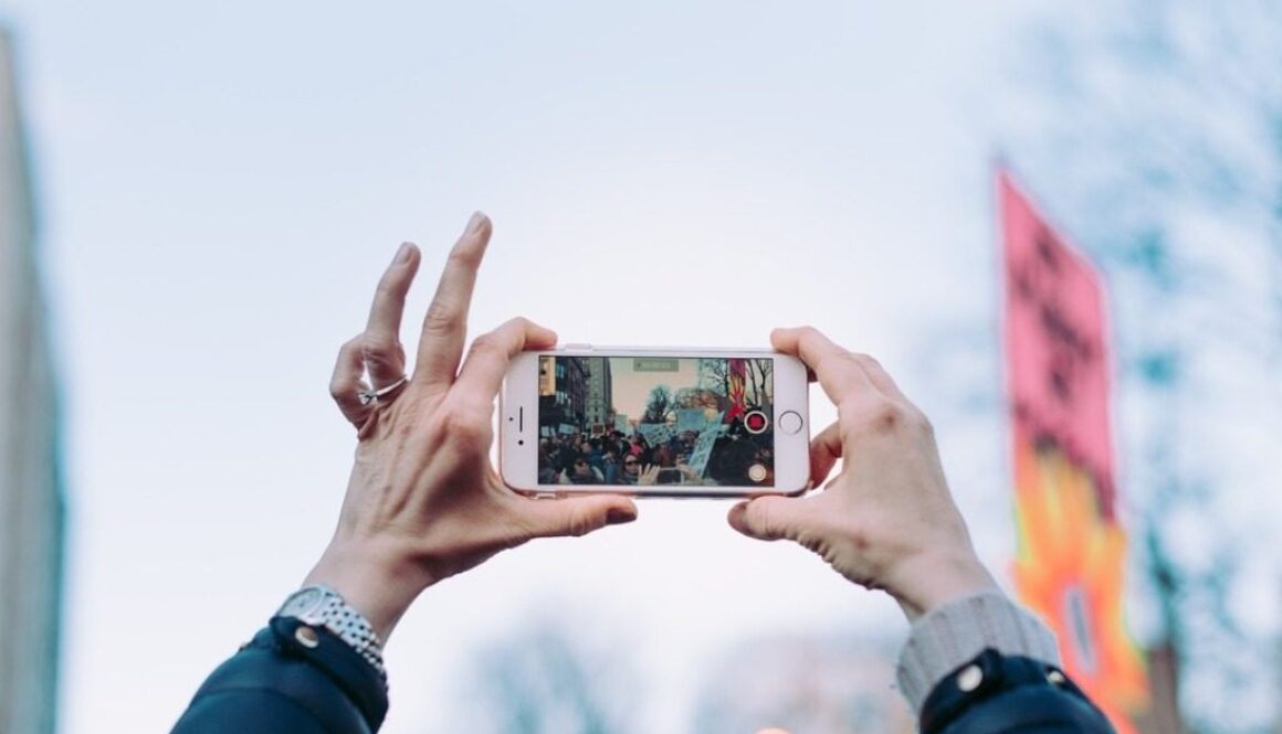 smartphone che gira un video