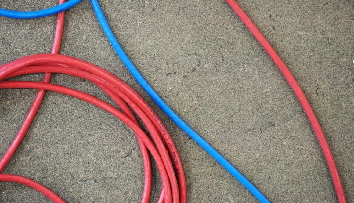fili rossi e blu per cablaggio