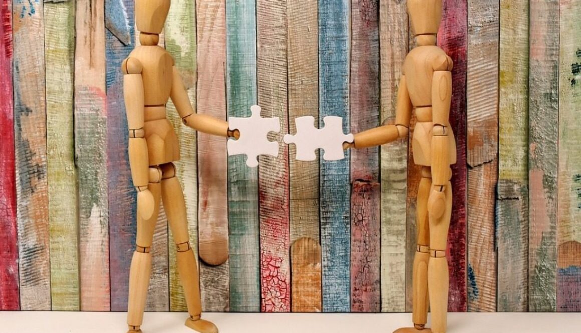 manichini che si incontrano con tessere puzzle
