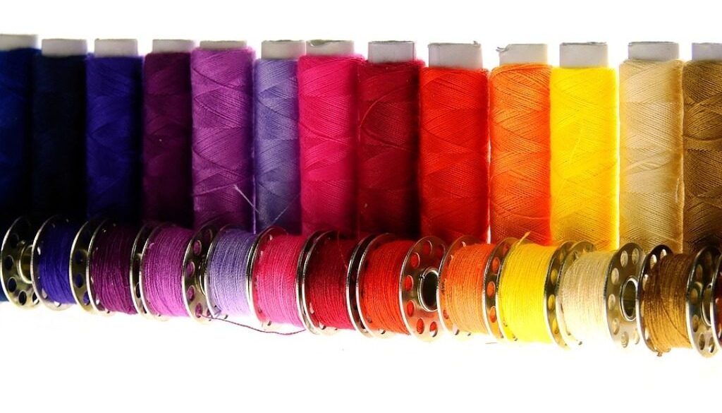 fili e rocchetti colorati