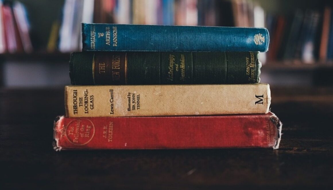 quattro libri sovrapposti