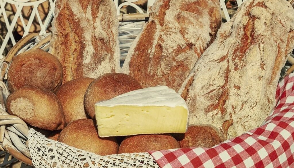 formaggio e pane fatti in casa