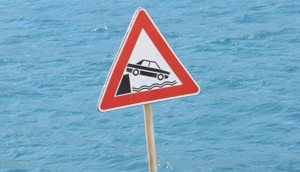 segnale stradale attenzione banchina