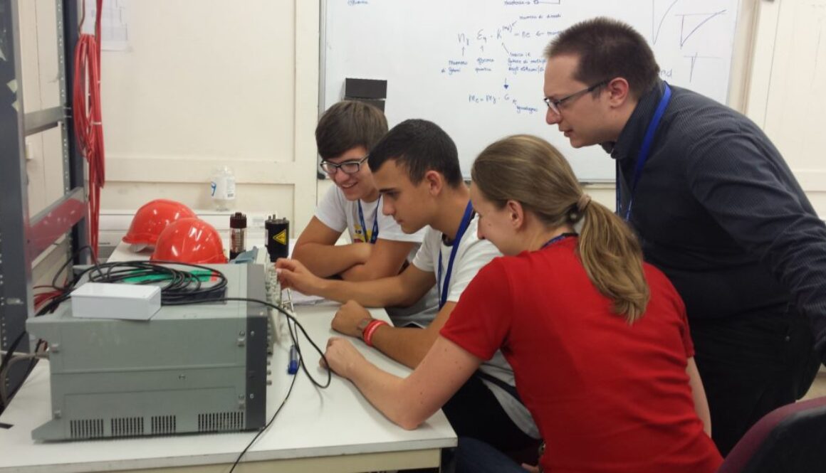 Squadra del Liceo scientifico statale “T.C. Onesti” di Fermo (Marche), vincitrice dell’edizione 2017 del Beamline for schools (BL4S)