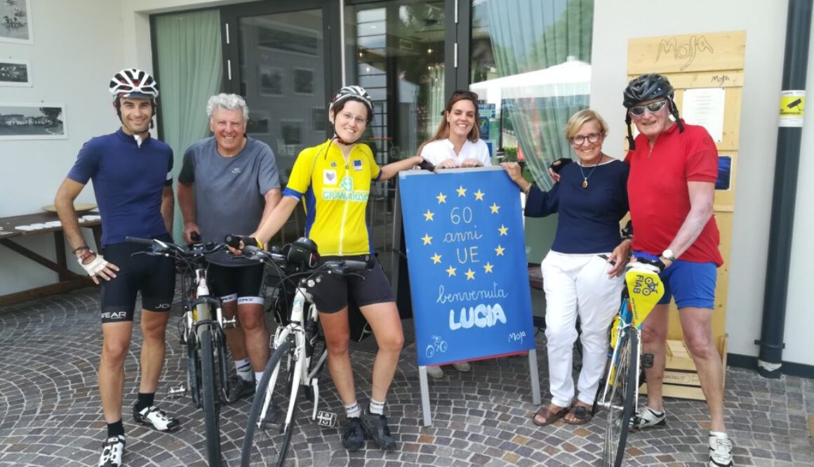 Lucia Bruni ha vinto il 2° premio Altiero Spinellli della Commissione europea per il resoconto della sua pedalata da Roma a Bruxelles nel 2017 per celebrare i 60 anni dei Trattati di Roma che diedero l'avvio al processo di unificazione dell'Ue