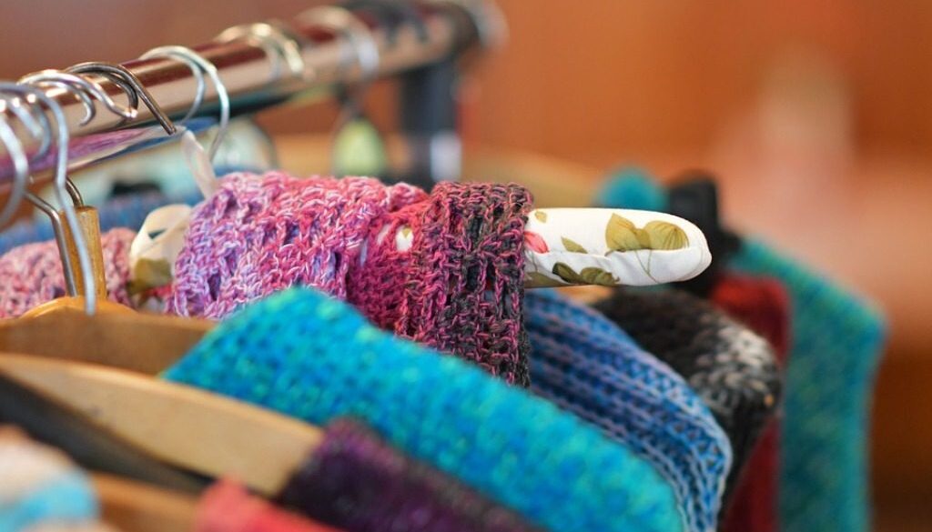 vestiti su stampelle