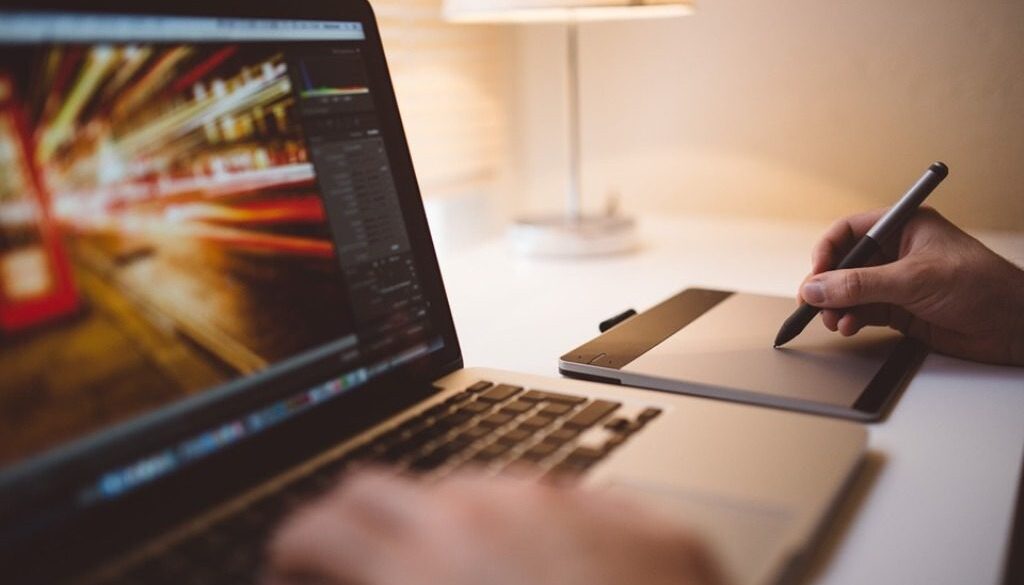 computer e blocco per appunti