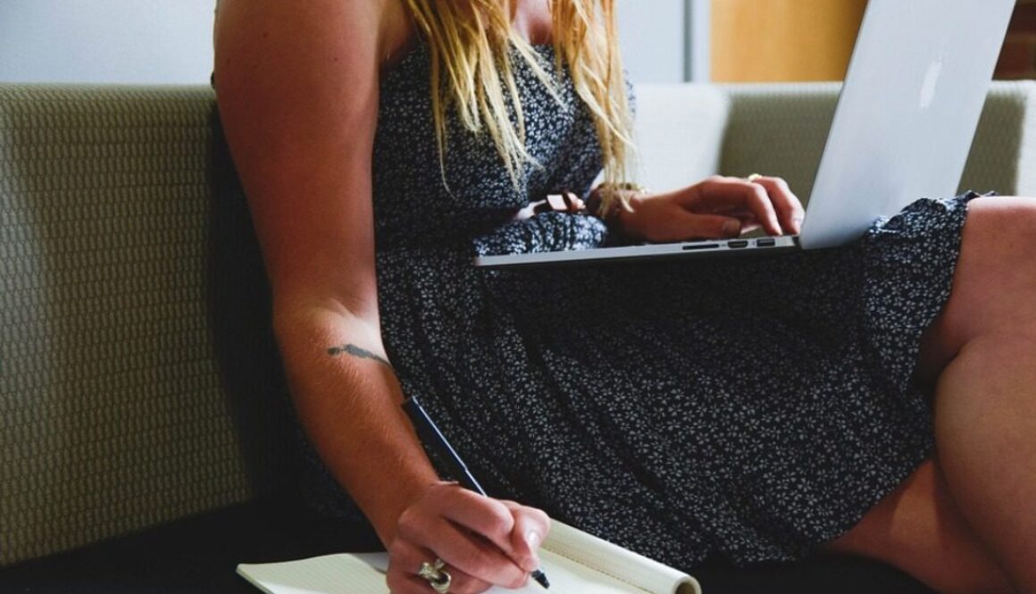 ragazza con pc e blocco note