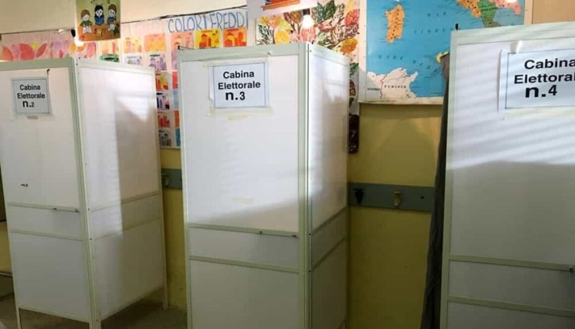 cabine elettorale in un'aula di scuola