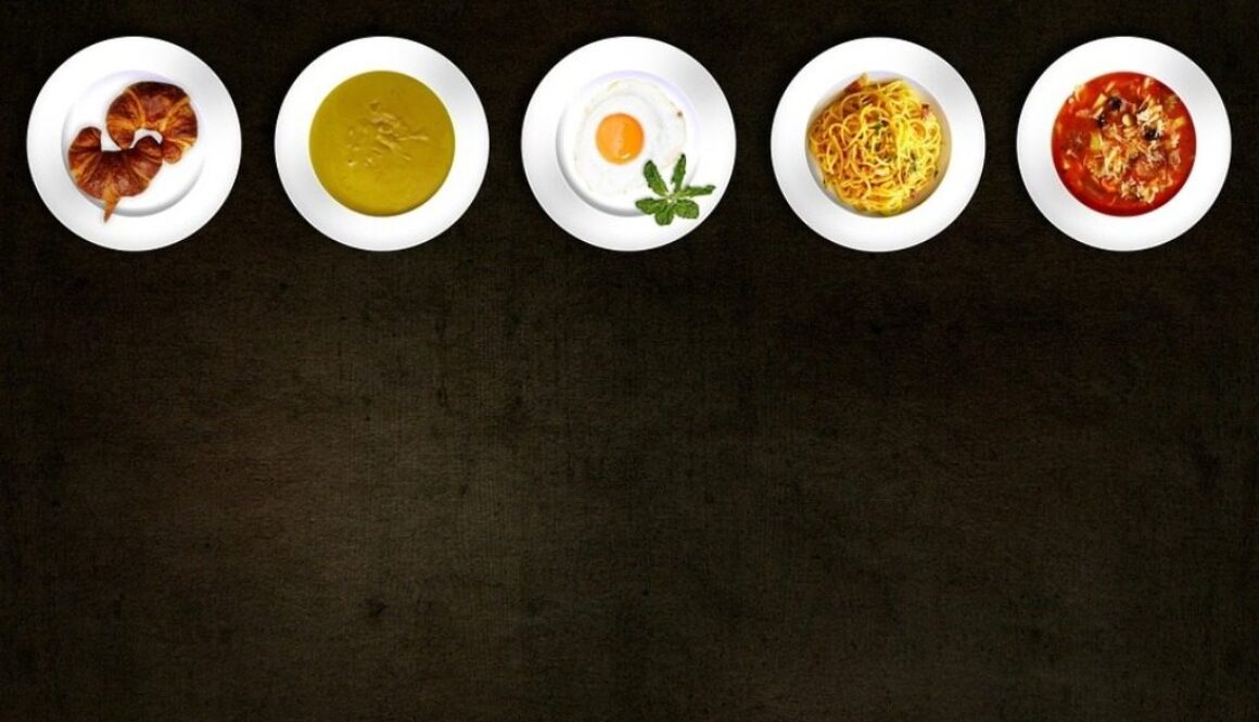 piatti cucinati su sfondo scuro