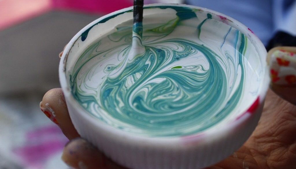 ciotola con colori acrilici da mischiare