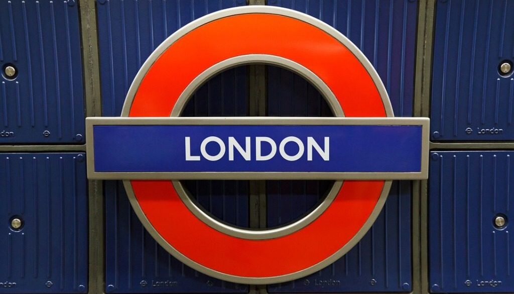 scritta London con colori inghilterra