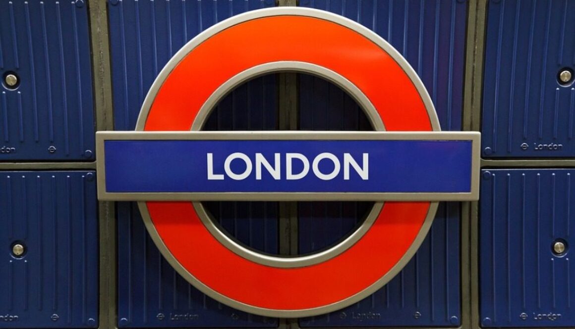 scritta London con colori inghilterra